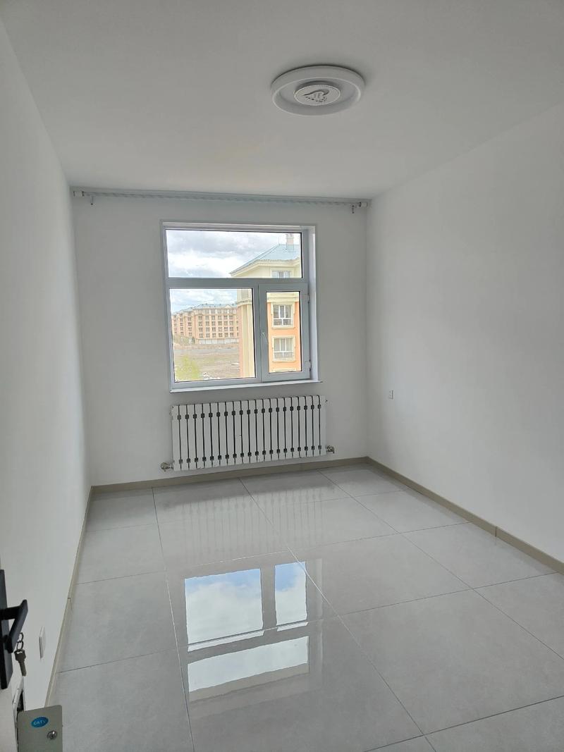【马德里】3号线Almendrales地铁口附近大房间出租