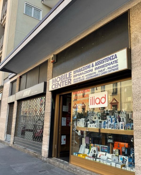 【米兰】紫线地铁口手机店转让（50平+小房间，9年老店）