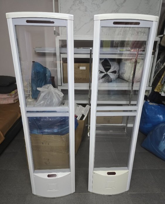 【全西班牙】服装店设备出售（防盗门/防盗扣/高低桌/射灯等）