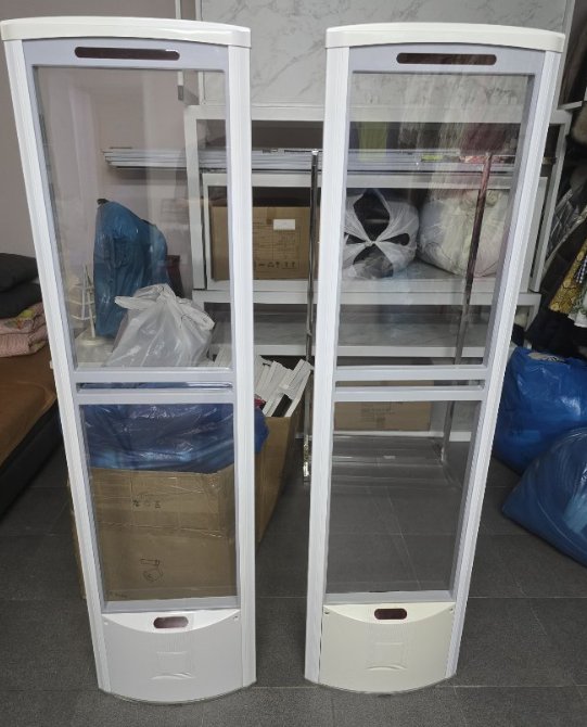 【全西班牙】服装店设备出售（防盗门/防盗扣/高低桌/射灯等）
