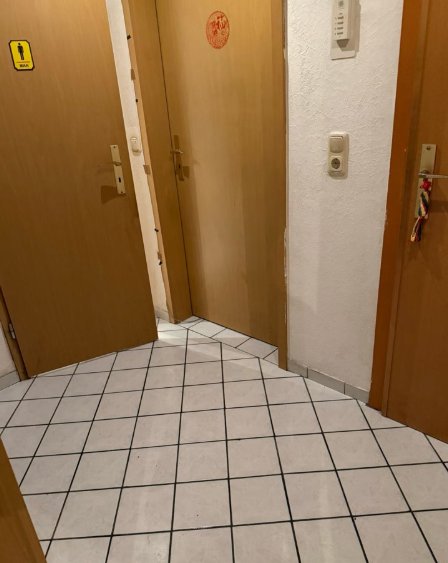 【米兰外】美甲店转让（两个门面4手3脚，带住家，3.3万€）