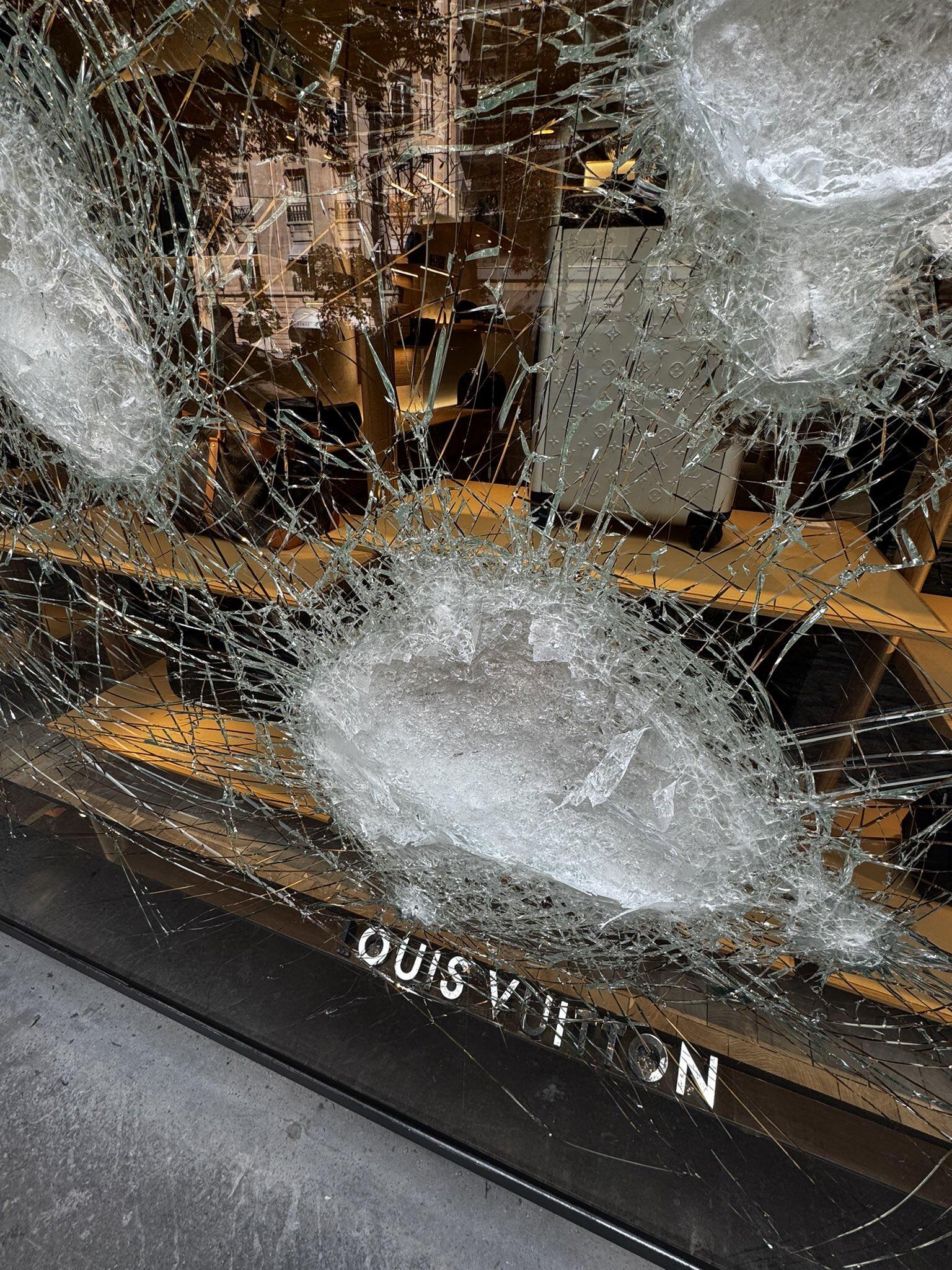LV门店的玻璃可真厚