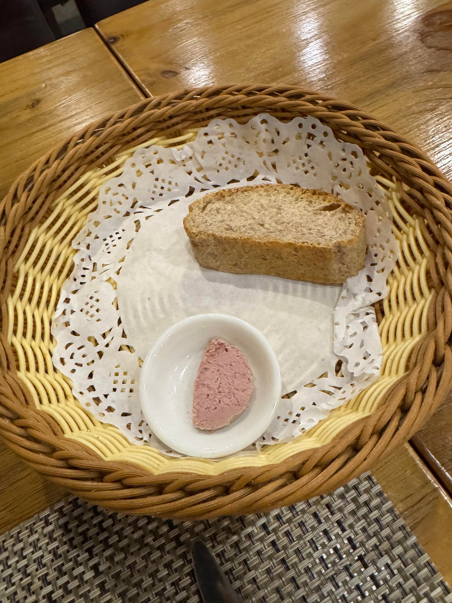 这家店的体验整体还算舒服，环境偏暗，氛围不错。前菜烤得酥脆，没啥问题，调味也是合适的。