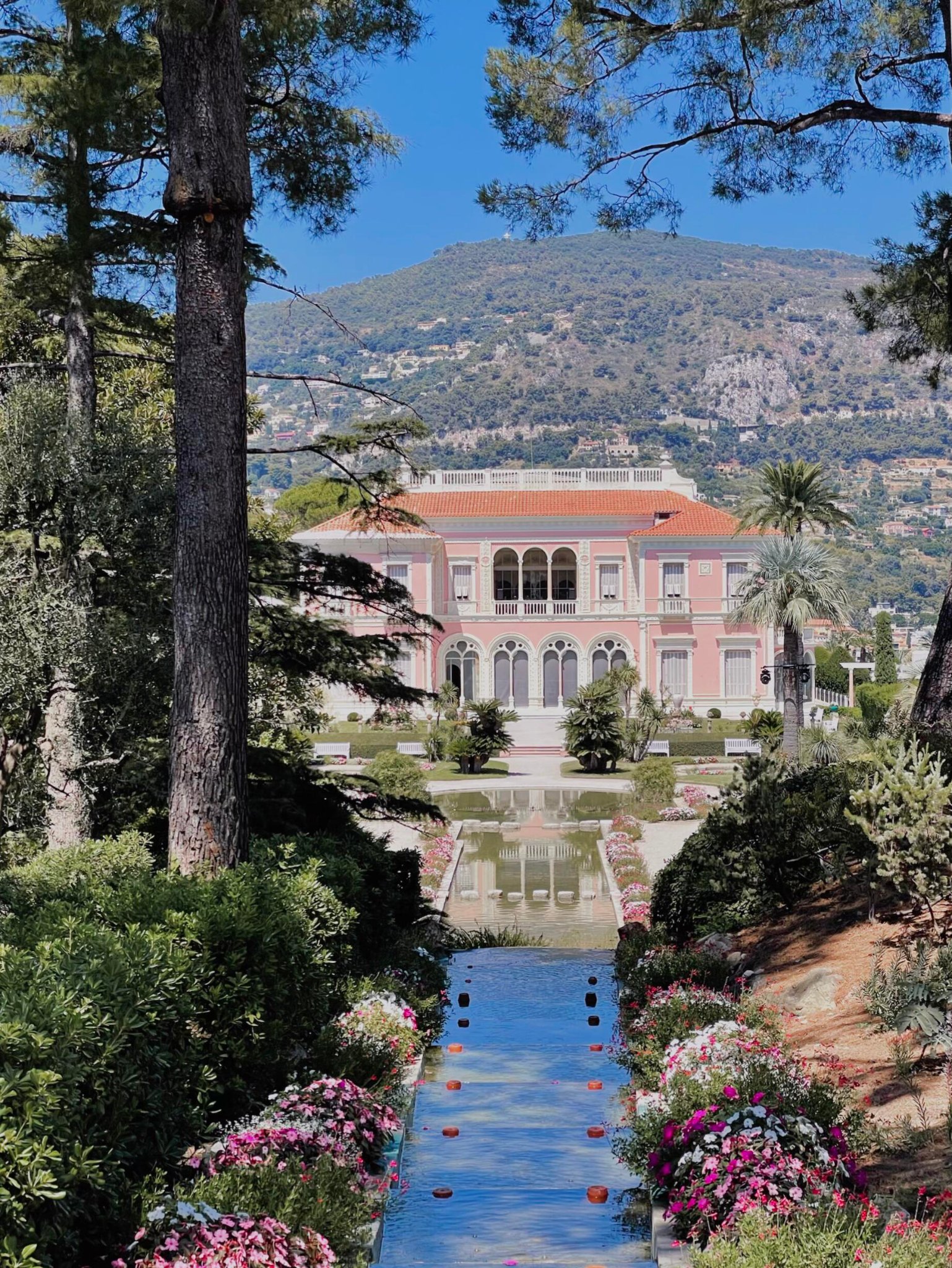 强烈推荐在尼斯游玩的小伙伴抽半天时间去逛一逛费拉角（Cap Ferrat）上的这两座绝美宫殿别墅：罗斯柴尔德花园别墅和翠鸟别墅。它们就像两颗风格迥异的宝石，挨得很近，一趟逛完特别值。