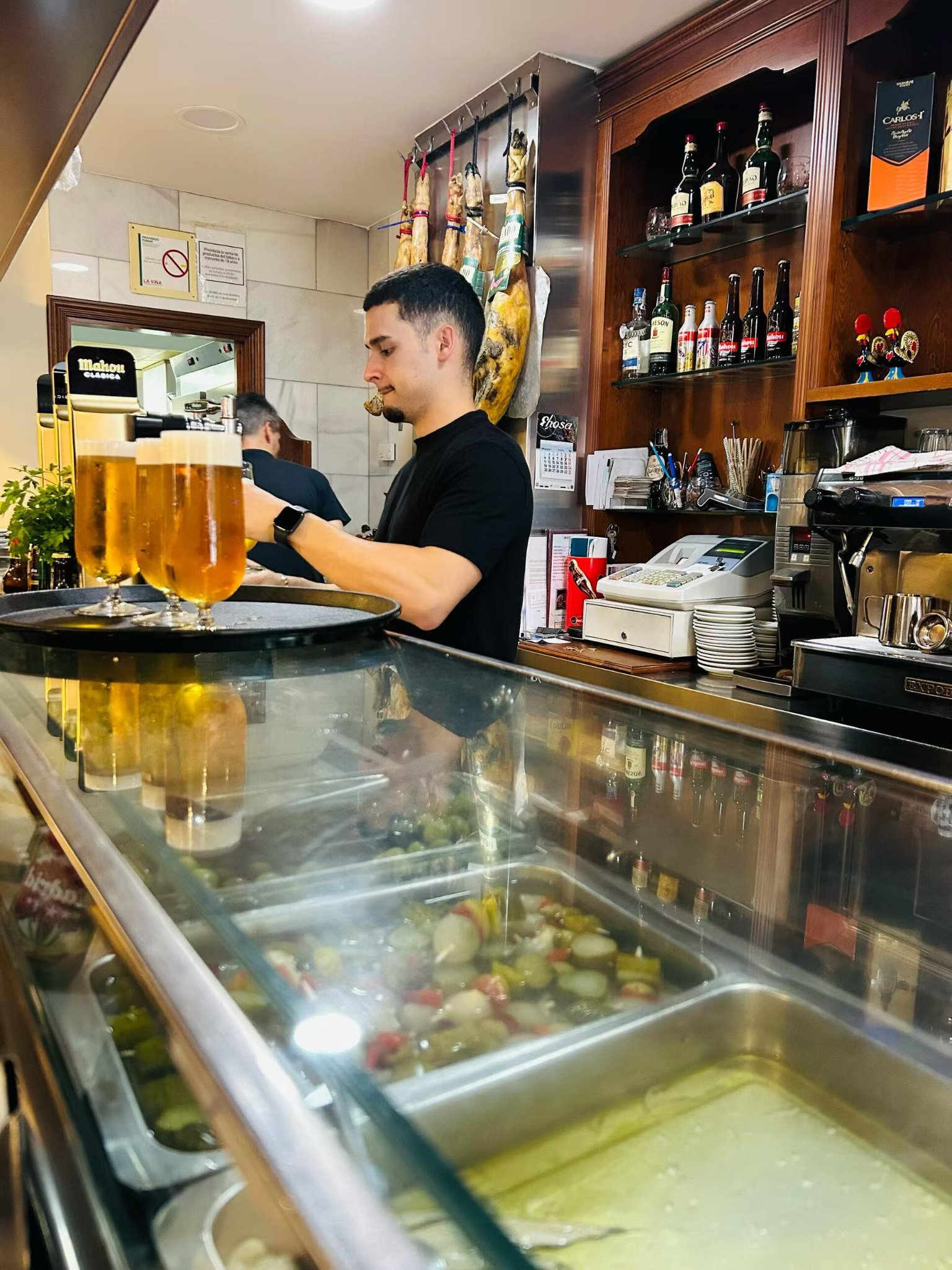 马德里本地小酒吧｜一杯冰啤酒配火腿橄榄，就是西班牙日常