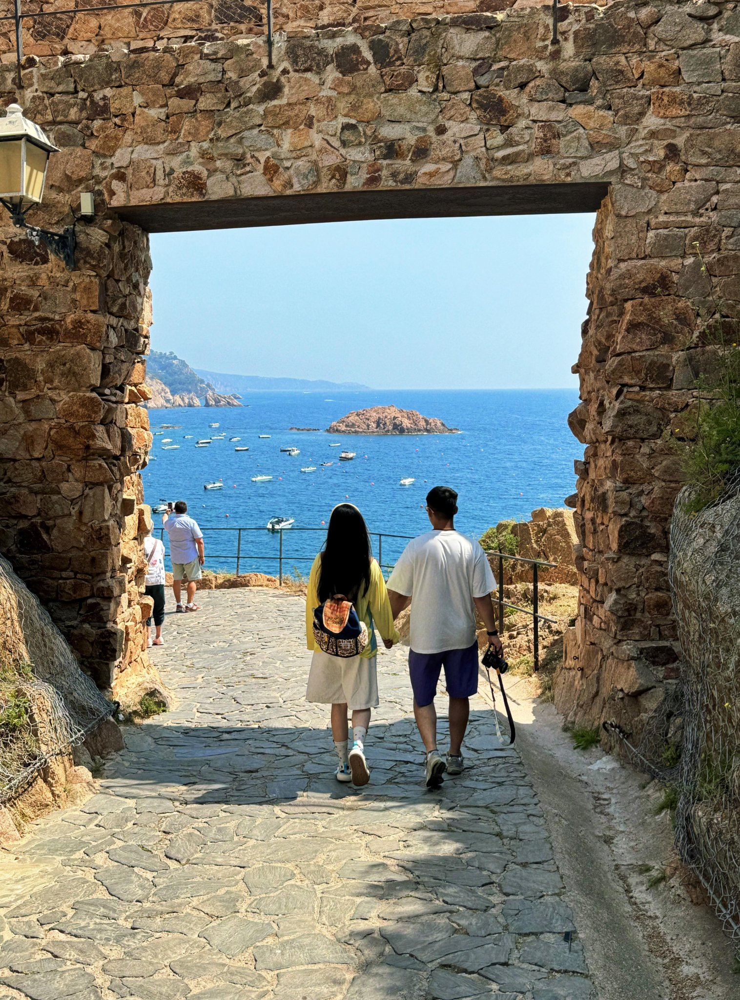 巴塞罗那最后一天｜Tossa de Mar，蓝色大海传说的取景地，果冻海真的蓝到不真实