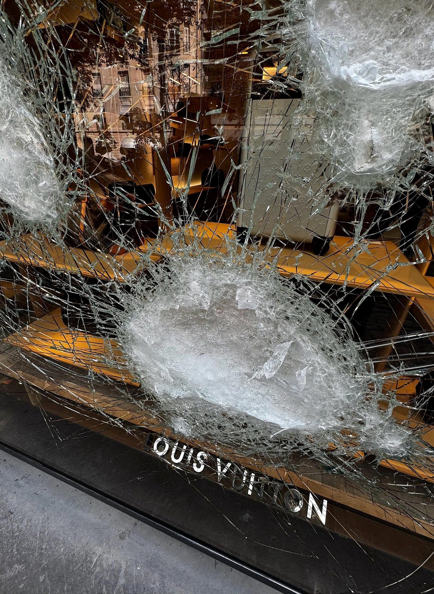 巴黎总店的玻璃可真厚