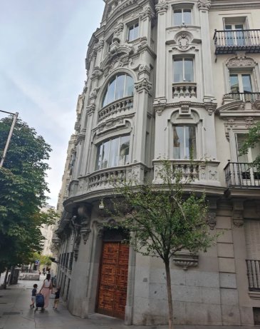 行在西班牙·巴塞罗那｜用建筑写诗的城市，高迪的未完之作更震撼