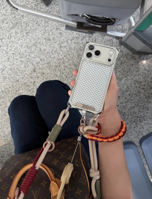后悔只带了一根手机挂绳…