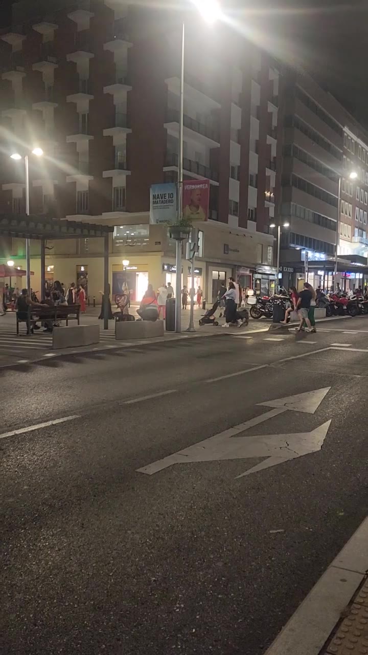 媒体说在国外晚上不敢出门｜看马德里市区，晚上9点多这行人密度跟上海外滩有一拼