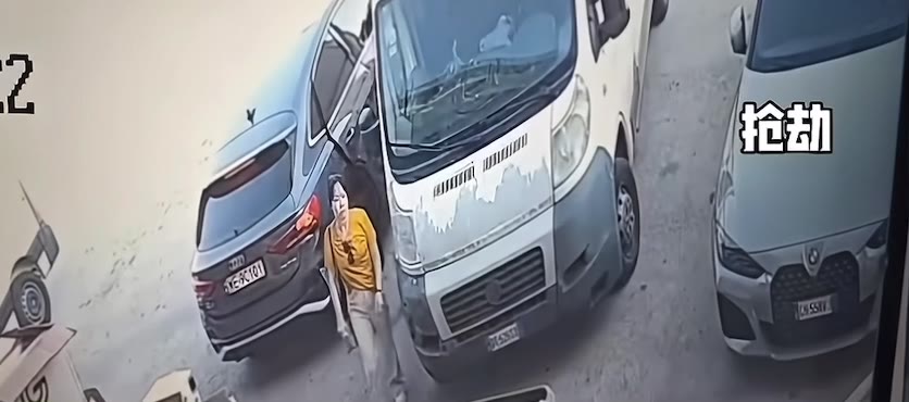 大家记住，上车之后的第一件事：先锁门