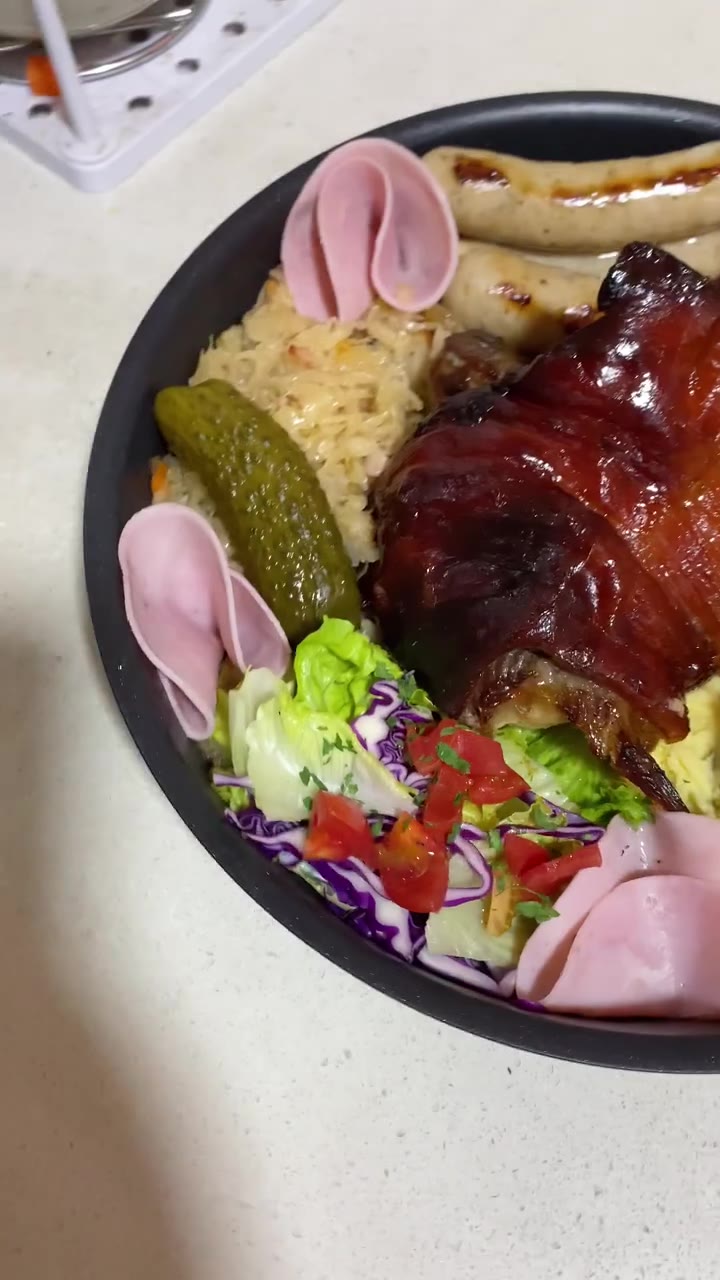 德国烤猪肘｜附德国酸菜和土豆泥做法，南派北派你分得清吗