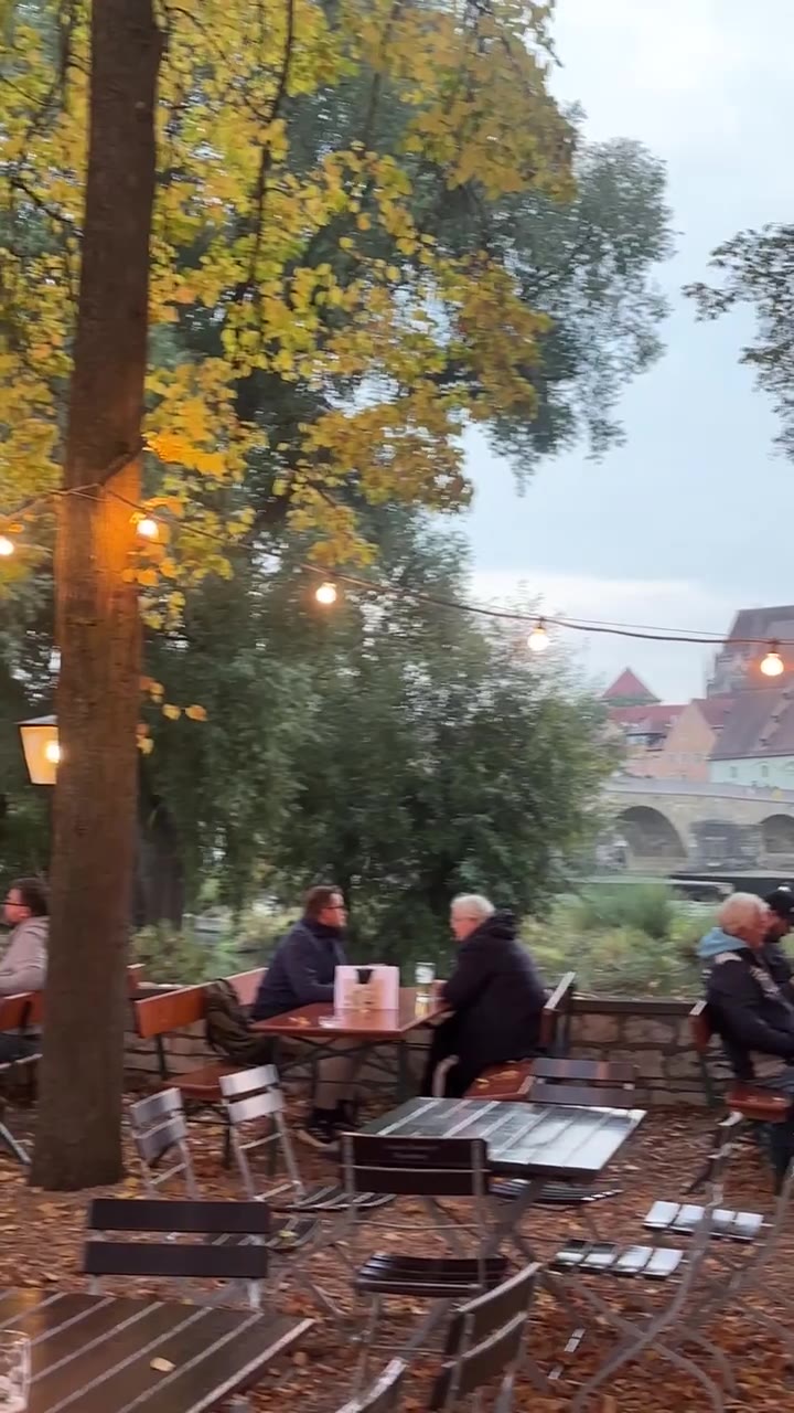来自秋天欧洲小城的钟声｜雷根斯堡的傍晚，在一个beer garden