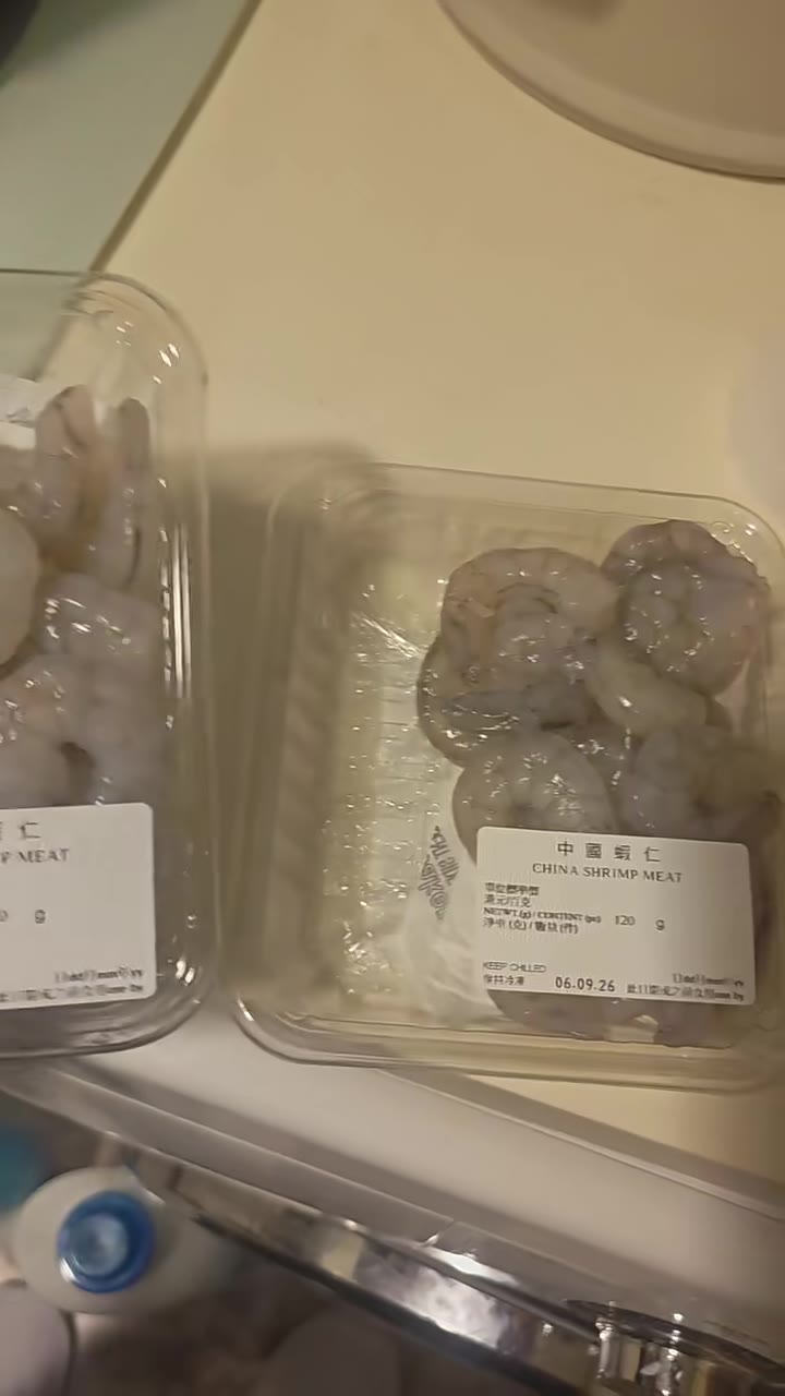 橄榄油巨香，做了一顿西班牙油浸虾（在马德里单吃这个虾花了22欧，气死我了），剩下的油也一点没浪费，又弄了个蒜香意粉。