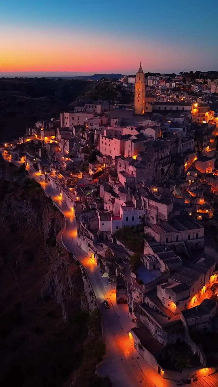 马泰拉夜景｜我宣布这是欧洲最美小镇之一，九千年石窟古城