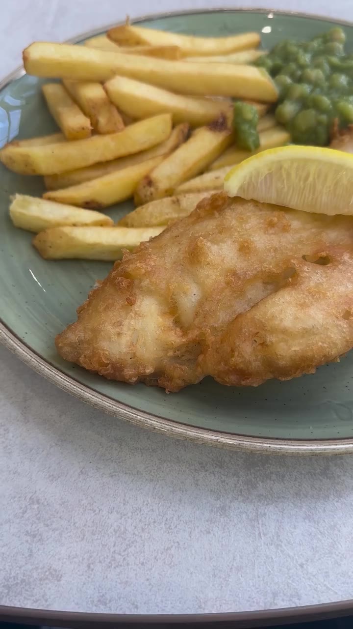 每周五员工食堂都会供应炸鱼薯条