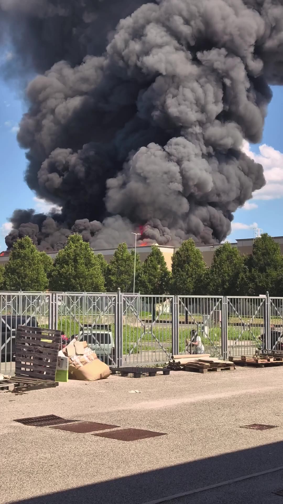 Prato 又有厂房着火了，听说还都是下半年的贸易货，这下又是损失惨重了…