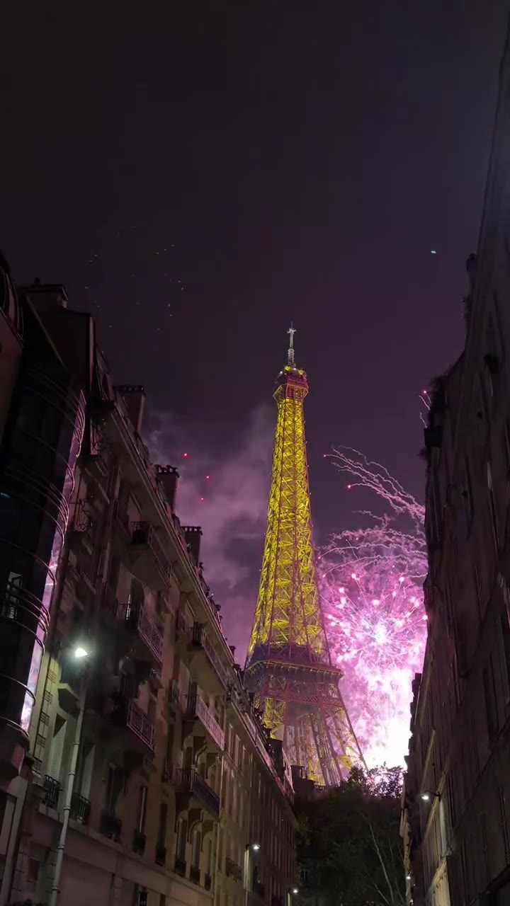 巴黎铁塔下的烟花｜太浪漫了