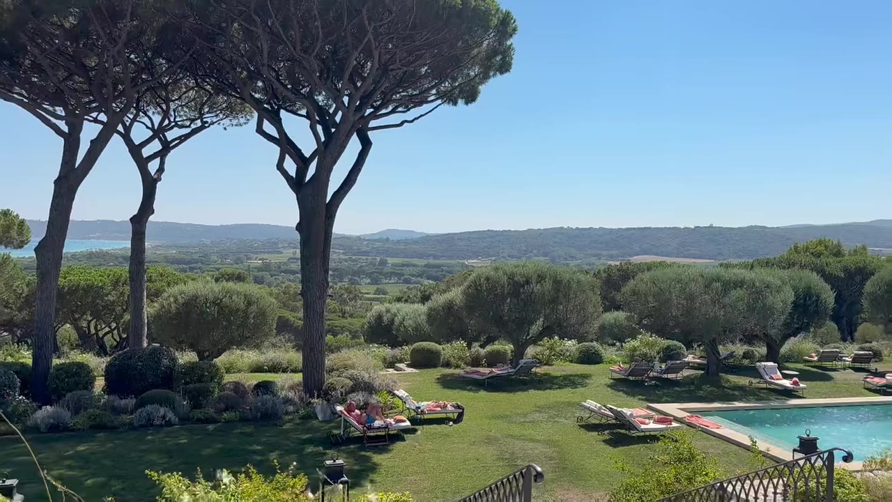 Airelles 的圣特罗佩城堡酒店（Château de La Messardière）确实是近期南法奢华酒店里话题度最高的一个，原因也很直接——它成了《白莲花度假村》第四季的主要取景地。