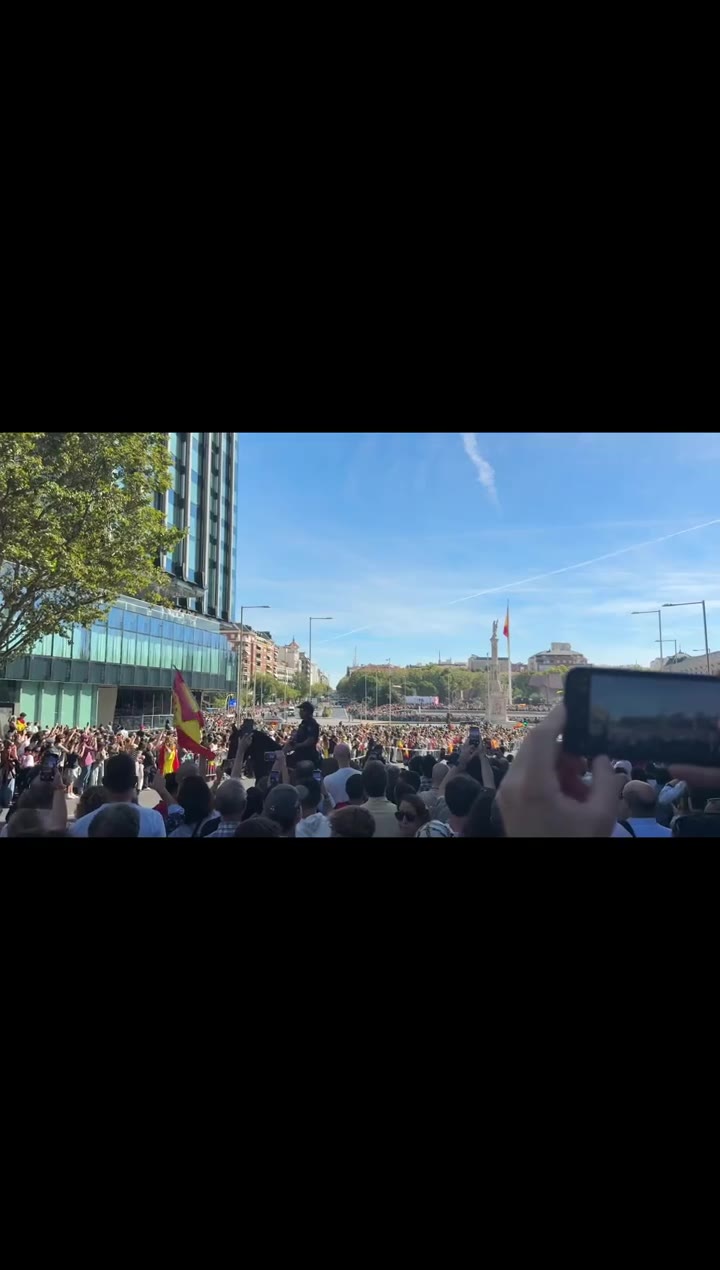 特别的教堂｜教堂+游乐场的组合，有一种神爱世人的具象化