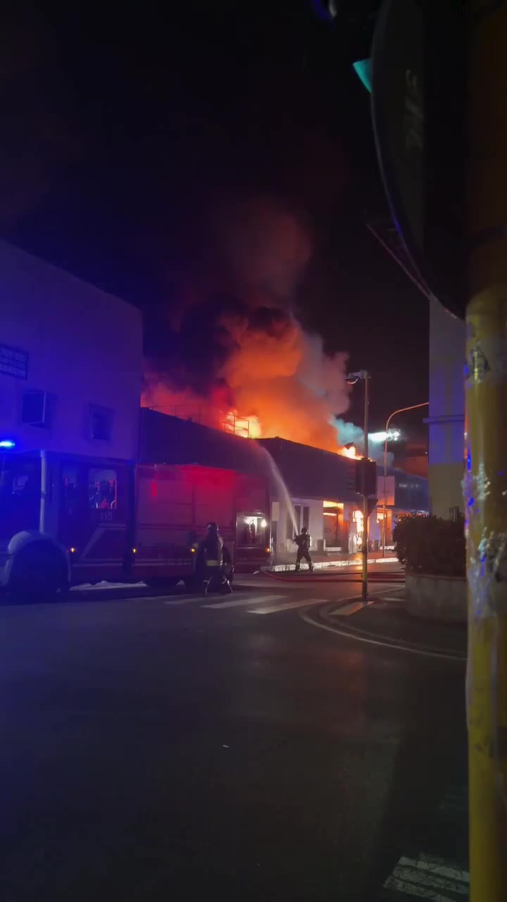 Prato 又又又着火了！ via roma小公园的华人百货着火！今年火灾有点多了！