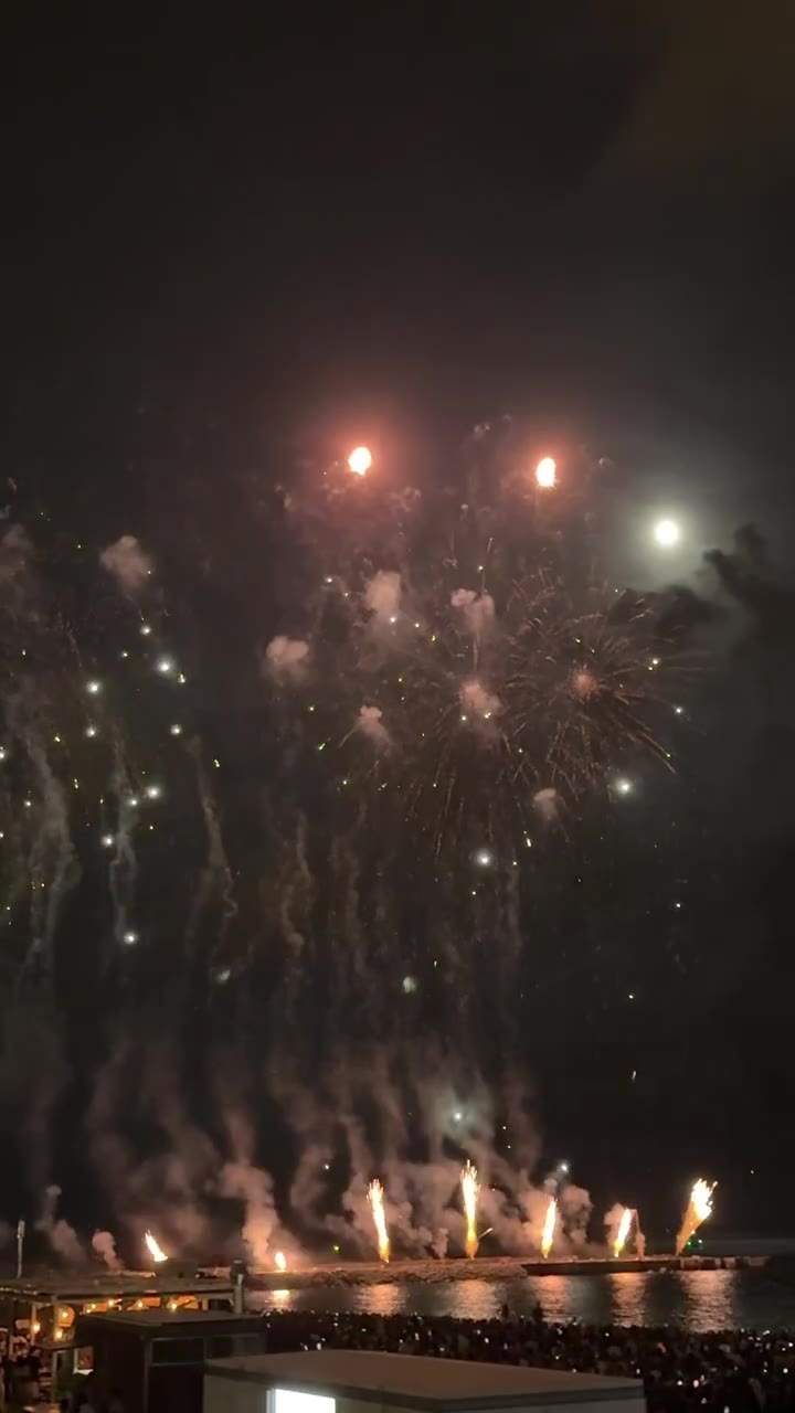 巴塞圣梅尔塞节闭幕烟花秀太美了｜海上烟花配加泰音乐，太幸运了