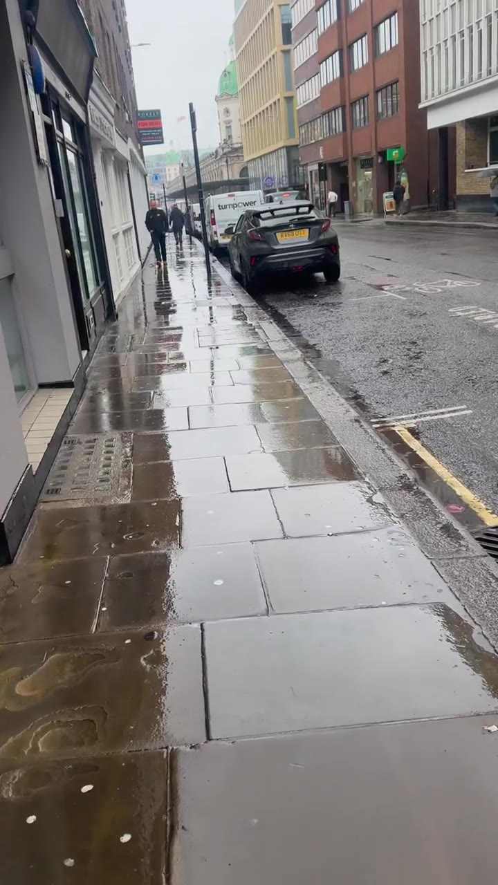 真不打伞吗？英国雨天街头，除了我好像真没人打伞