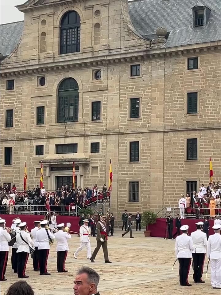 受邀亲眼见到西班牙国王｜难得见到西班牙人全场肃静，国王真人将近2米军装气场强大