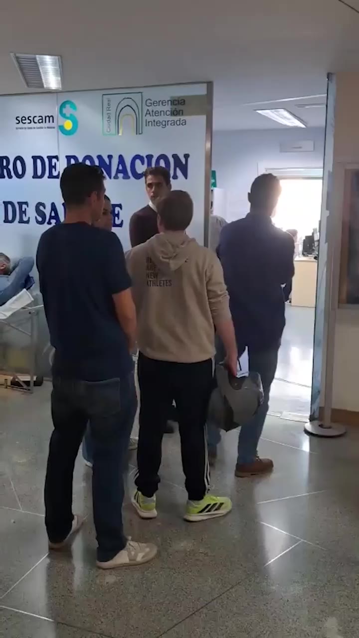 在西班牙高铁事故后，西班牙人民群众自发到医院献血