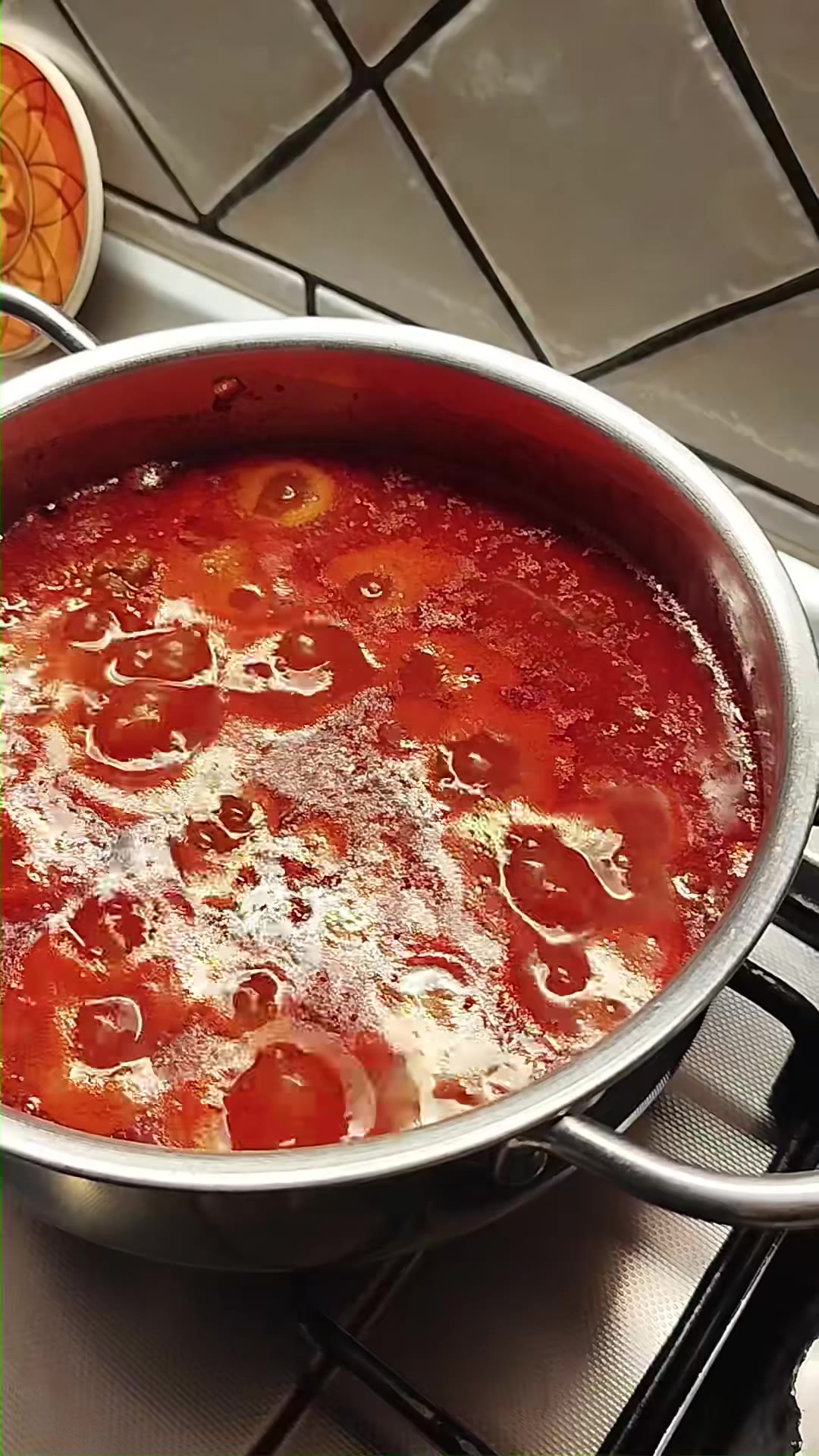 这就是意大利星期天的声音——肉酱在炉子上慢慢煮，咕嘟咕嘟，整个家都是这个香味。没有急事，没有工作，只有家人和餐桌。还有炉灶上冒着小烟的摩卡壶，咖啡的苦香混着番茄的酸甜。这是星期天，意大利的星期天。