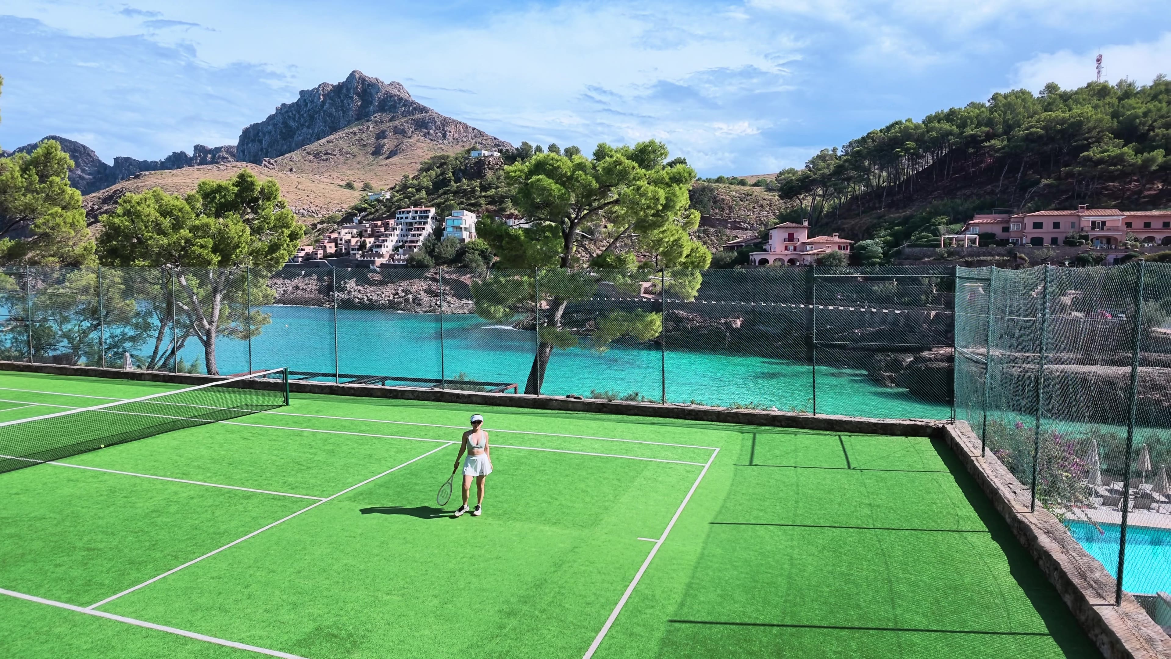 果冻海边的悬崖球场也是打上了🎾