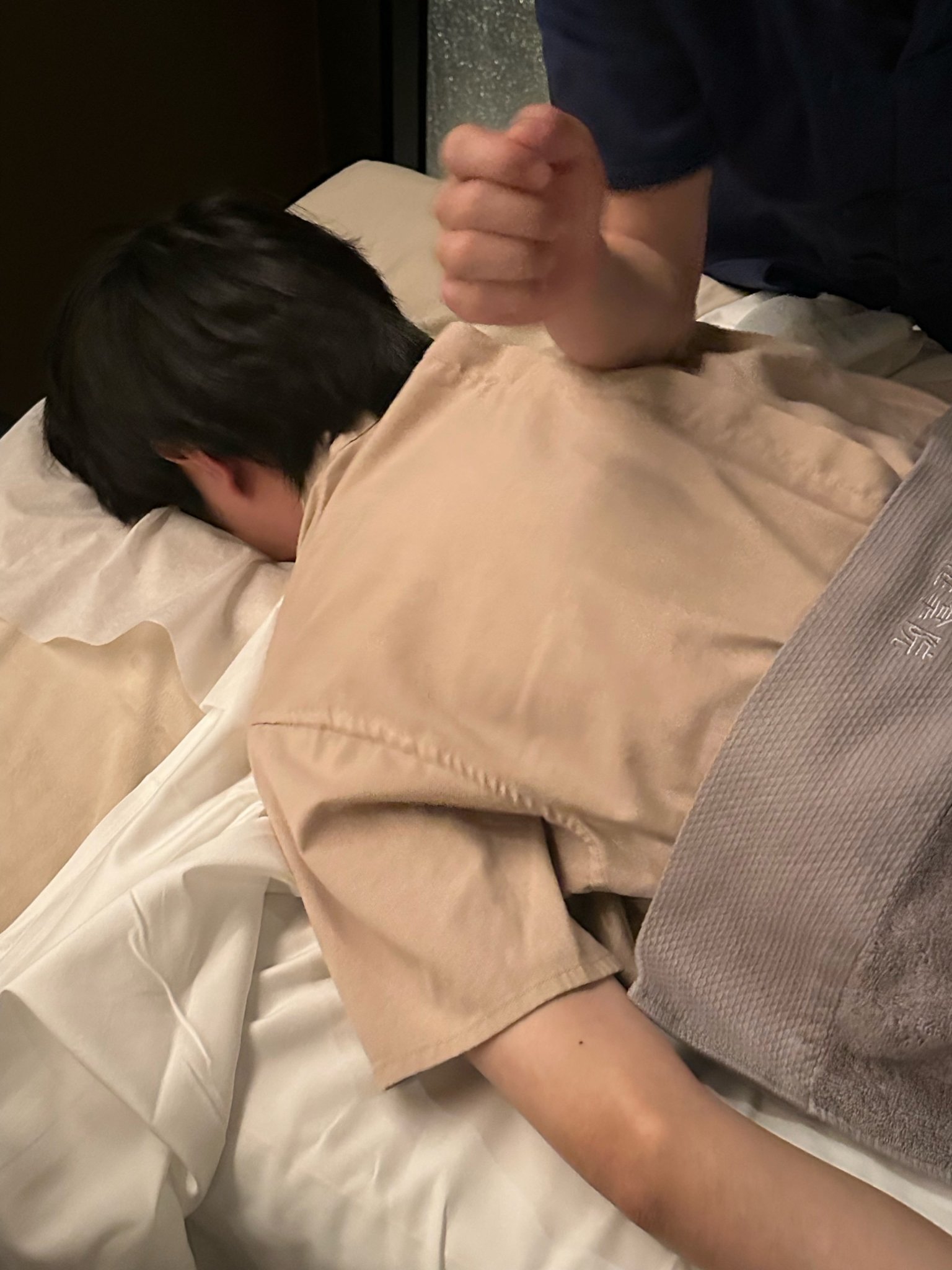 【里昂（外省）】老店招聘按摩师一名（40岁左右，备本人居留，生意好，生活工作环境好）