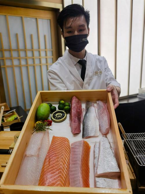 【波鸿市中心】招聘寿司师傅（烧饭/杀鱼/备料，干净卫生）
