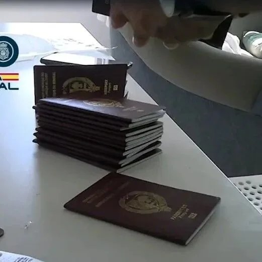 西班牙警方捣毁假亲属入籍团伙 13人被捕、查获39本假护照
