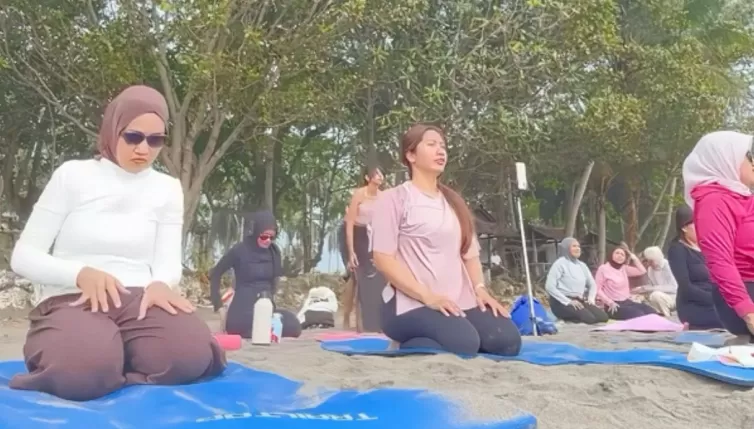 海滩瑜伽突遇海浪：垫子和手机被冲湿 现场变成抢救物品的奔跑