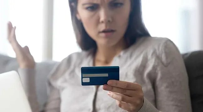 过期的信用卡，务必刮掉卡号和字母