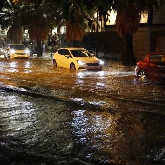 巴塞罗那强降雨引发交通混乱，一人死亡
