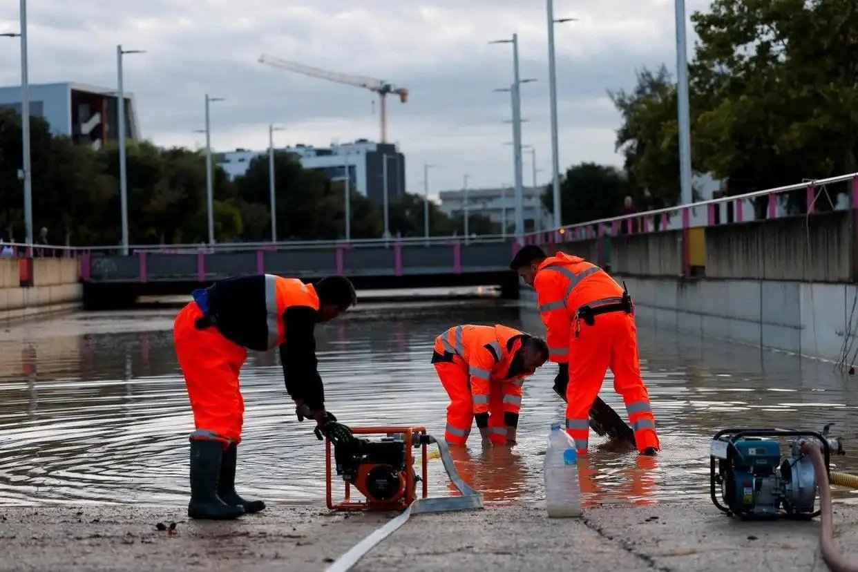 暴雨闪电猛袭西班牙：道路被淹、汽车被冲走、航班取消、多地停课