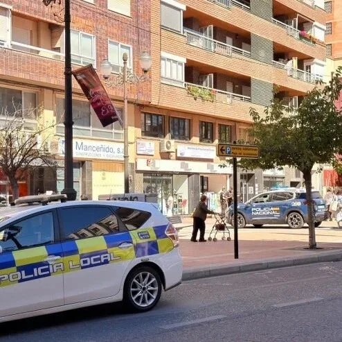 女子被怀疑在华人店偷东西，反称遭殴打引来大批警察