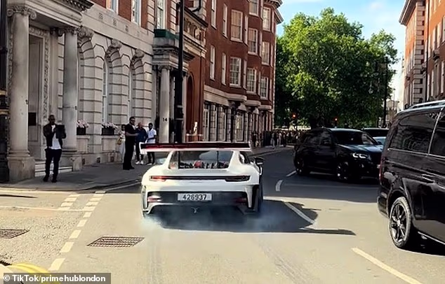 伦敦“超跑季”豪车狂飙扰民，警方周末查扣逾800万英镑豪车