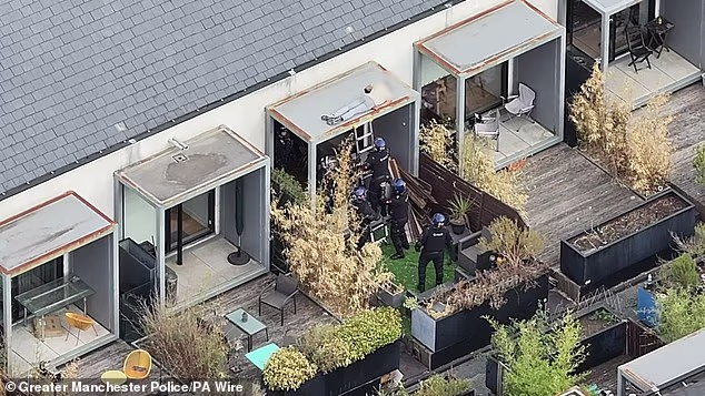 英国通缉犯藏屋顶睡觉：防暴警察架梯抓捕，当场扯掉其裤子