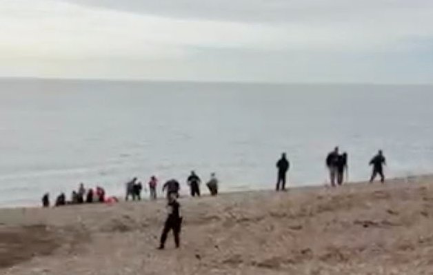 两艘偷渡船接连闯上英国海滩，内政大臣：一次也太多