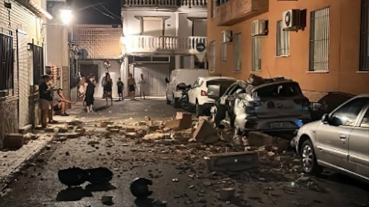 西班牙南部5级地震 有建筑物体跌落 人们半夜走出户外避险