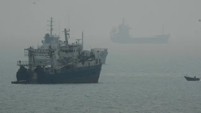 霍尔木兹海峡又一油轮遭袭起火，美伊争夺航道控制权