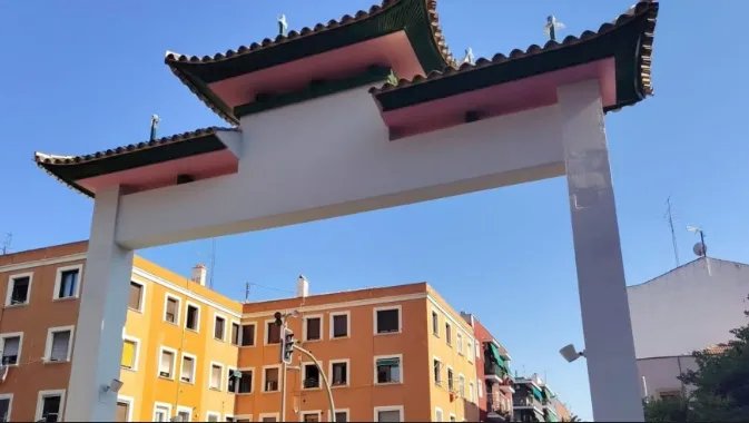 【欧浪】迎接中国国庆黄金周 USERA加紧搭建唐人街大牌坊