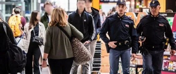 北非沙尘暴入侵意大利；华人因欠税回国被拦，5600欧元现金被扣