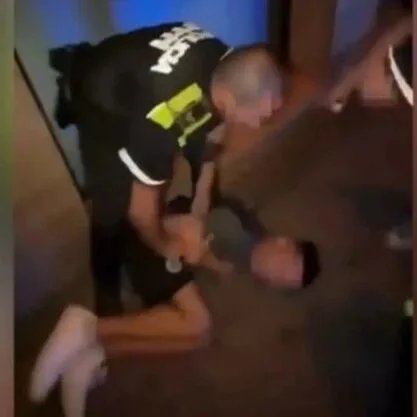 加泰罗尼亚市警被指肘击青年，政党要求涉事警员停职