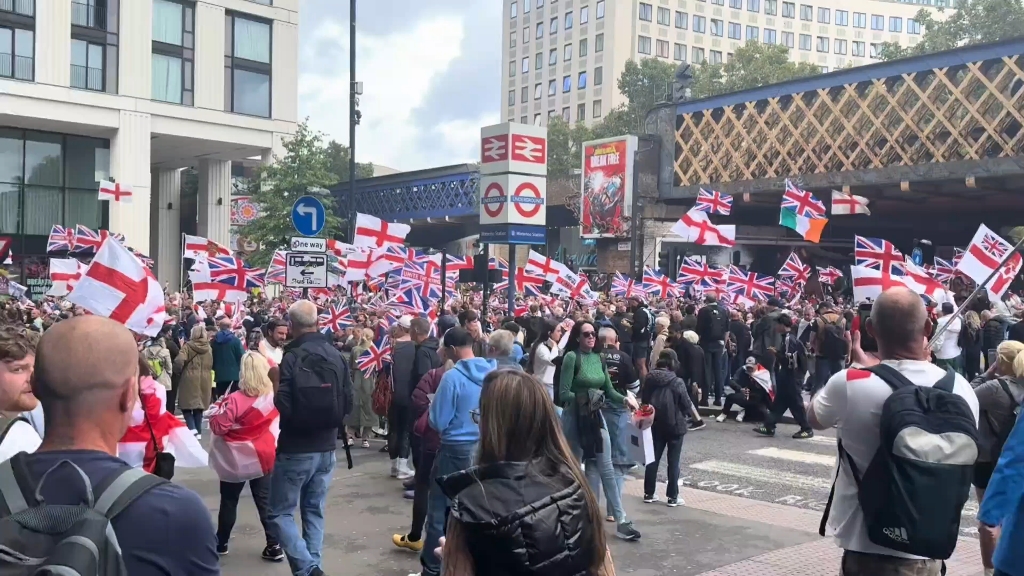 英国两阵营对峙示威爆发大规模游行，警方实施示威蒙面禁令