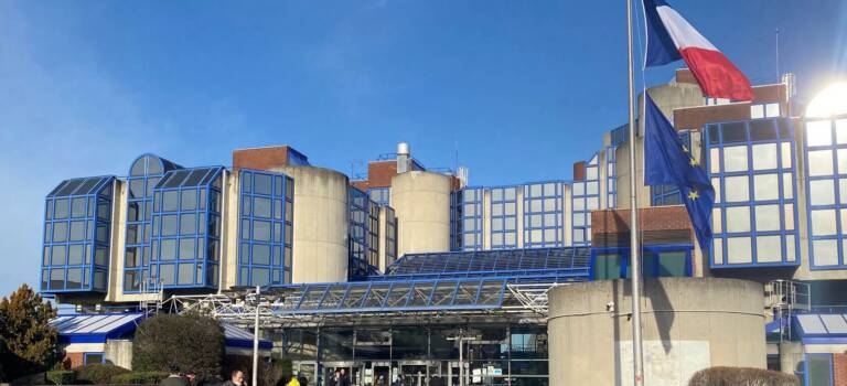 法国Aulnay-sous-Bois一指导员被控强奸残疾工人 十年后开庭受审