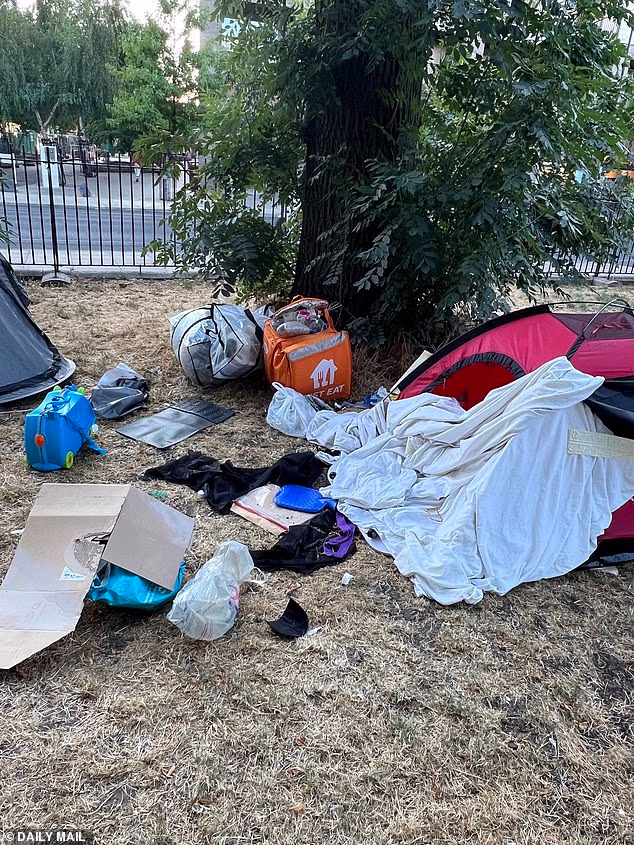 英媒卧底调查：外卖平台骑手栖身棚户区，连自来水都用不上